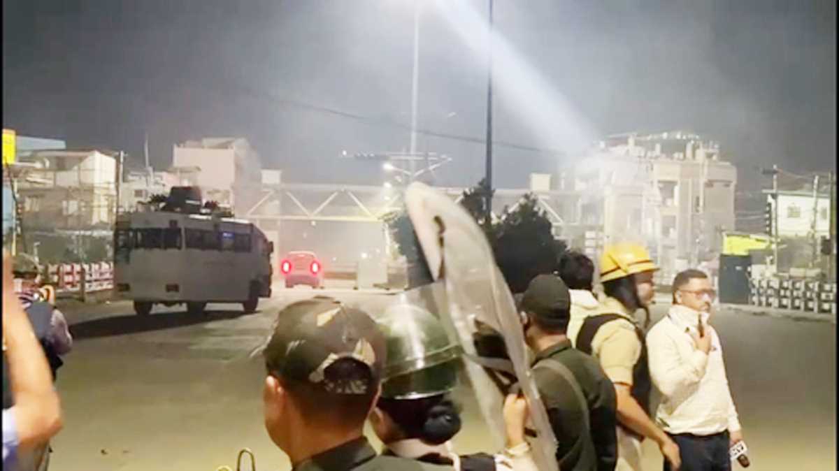 मणिपुर : आईजीपी की कार फूंकी गई, आरएएफ से झड़प में 19 महिलाएं घायल